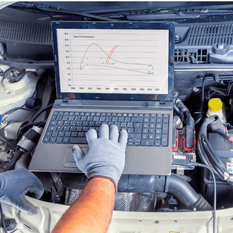 car diagnostic laptop, scanning trouble codes (1)