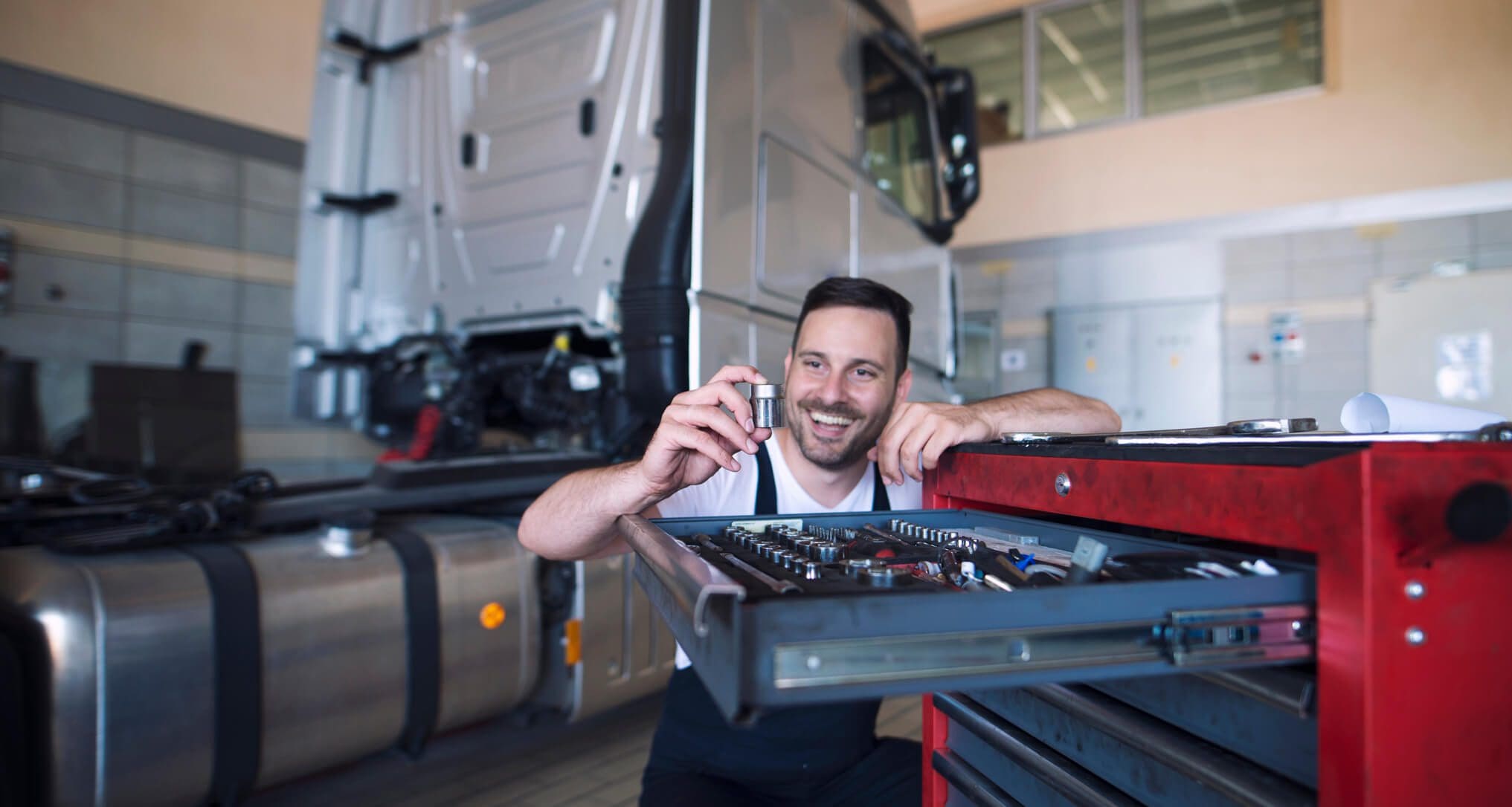 mechanic holding socket