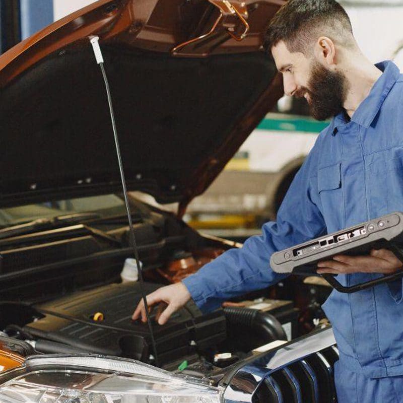 mechanic running diagnostic scan on car looking for codes