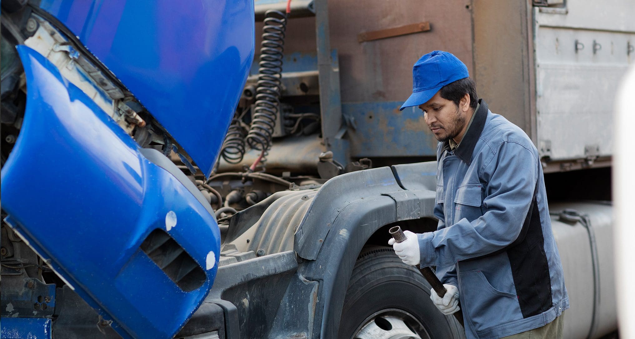 semidriver fixing his rig