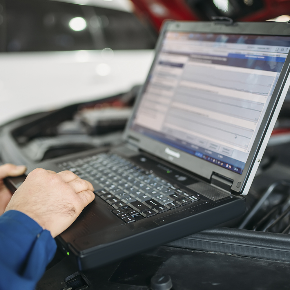tech diagnosing computer code on car