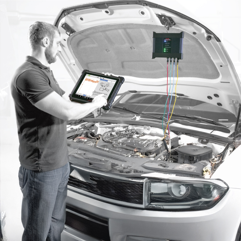 tech doing a scan on car